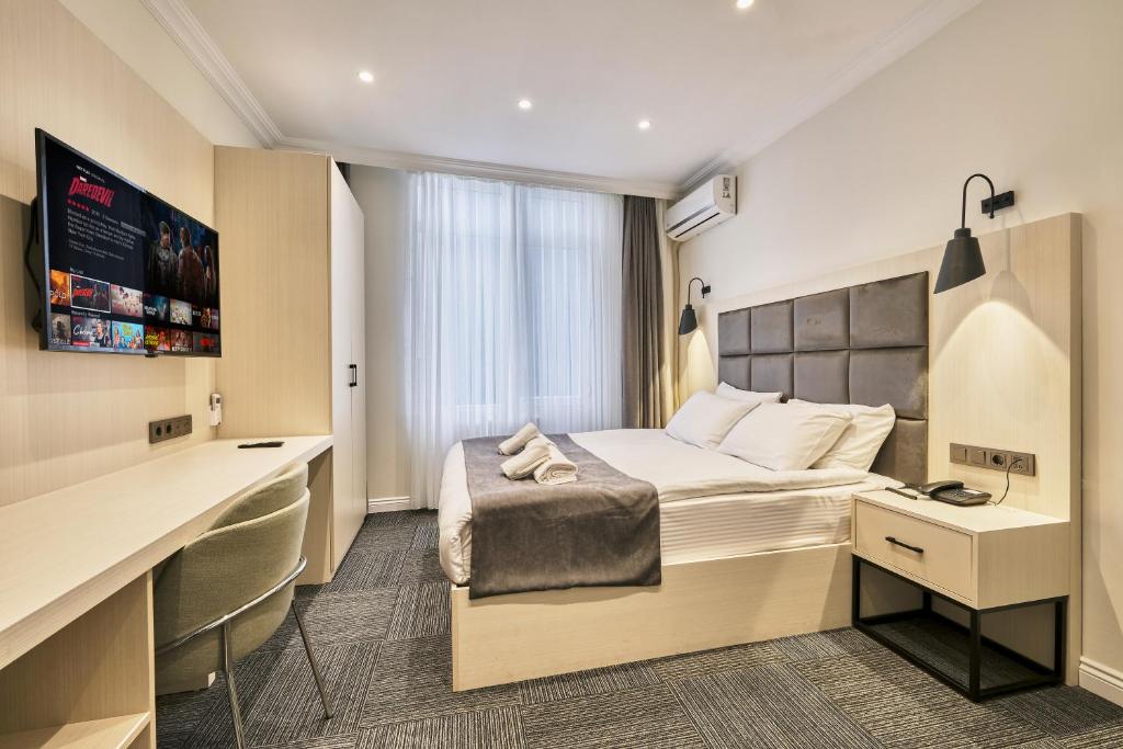 Pokój hotelowy z łóżkiem i biurkiem w obiekcie Hub Suite Istanbul w Stambule
