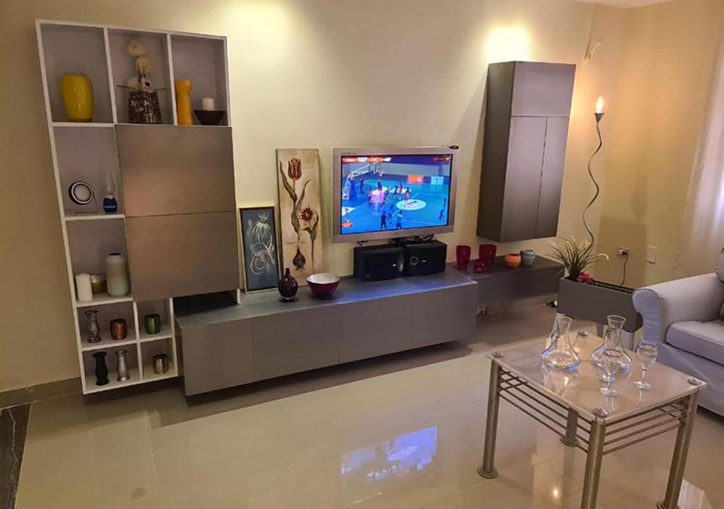 TV a/nebo společenská místnost v ubytování Hayat Apartments