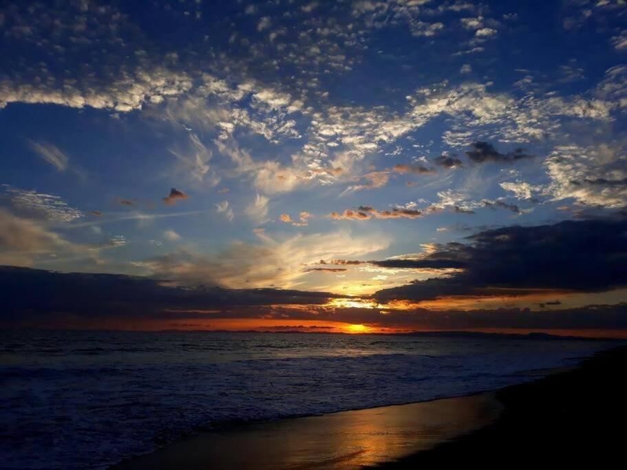 puesta de sol en la playa con puesta de sol en Front Beach apartment, en Palo Grande
