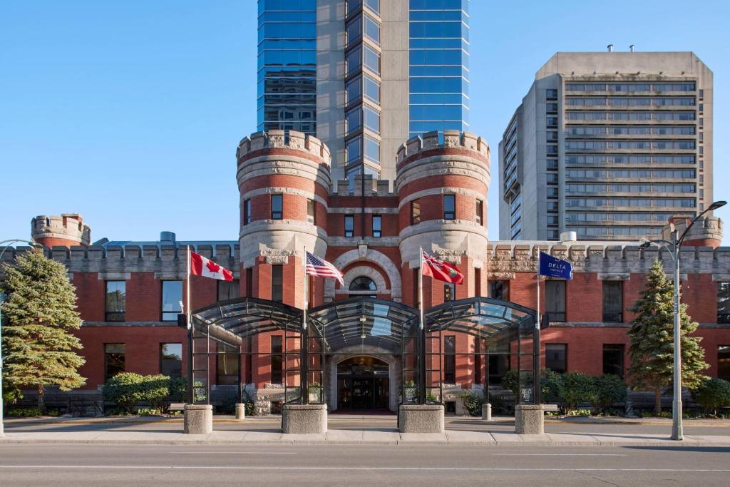 un edificio de ladrillo rojo con banderas delante en Delta Hotels by Marriott London Armouries, en London