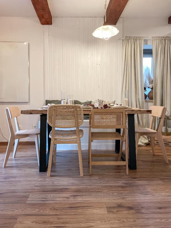 Fotografie z fotogalerie ubytování Pine & Oak Holiday Home v destinaci Fužine