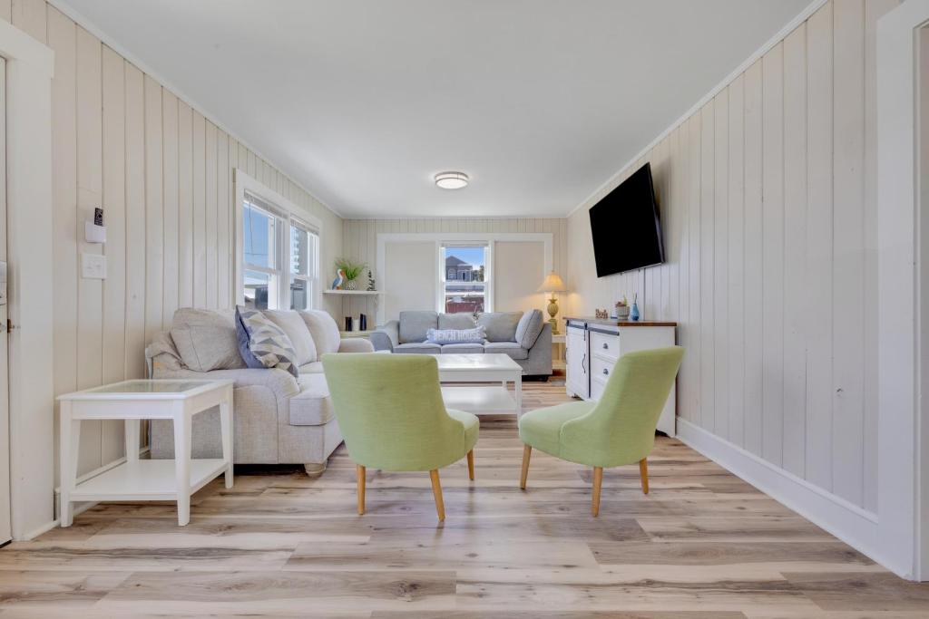 uma sala de estar com um sofá e cadeiras em 200ft to beach! North Myrtle Beach first level duplex home, pet friendly! em Myrtle Beach