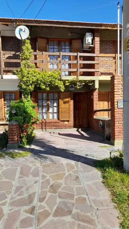a brick building with a tree in front of it at Exelente departamento para 4 personas in Trelew