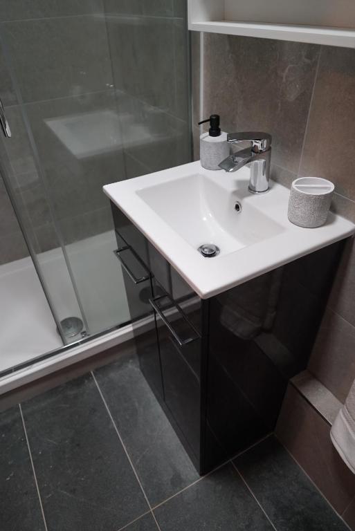 Koupelna v ubytování 1 & 2 Bed Apartments - Desborough, Kettering, WIFI, Family, Parking