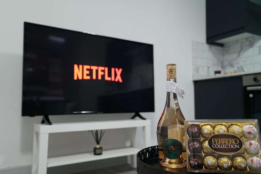 TV a/nebo společenská místnost v ubytování 1 & 2 Bed Apartments - Desborough, Kettering, WIFI, Family, Parking