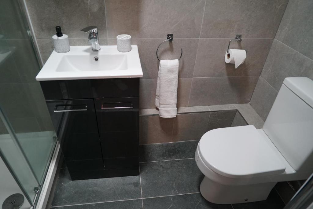 Koupelna v ubytování 1 & 2 Bed Apartments - Desborough, Kettering, WIFI, Family, Parking
