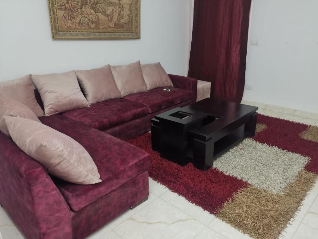 ein Wohnzimmer mit einem Sofa und einem Couchtisch in der Unterkunft Roxy -Heliopolis in Kairo