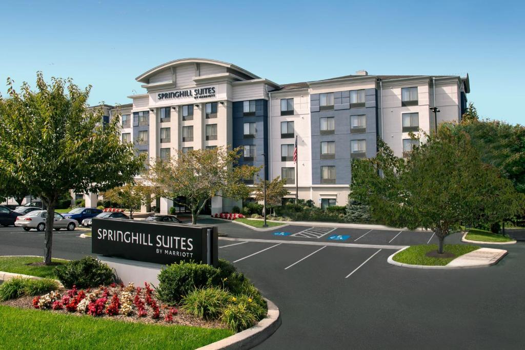 un hôtel avec un panneau dans un parking dans l'établissement SpringHill Suites Hagerstown, à Hagerstown