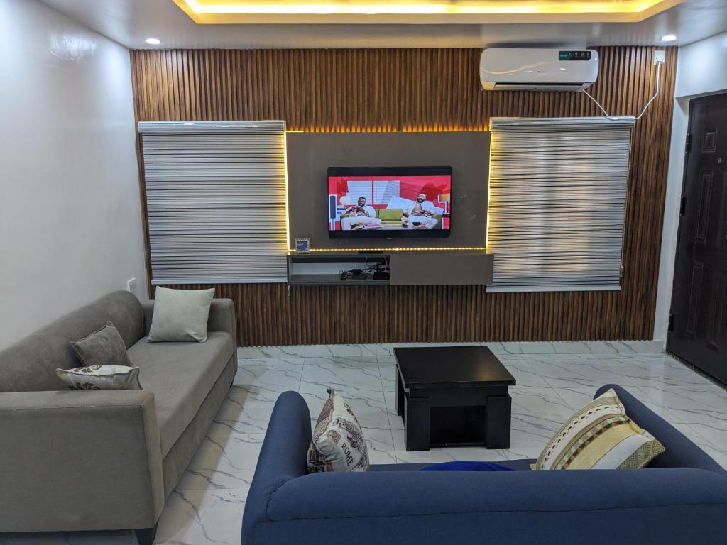 TV a/nebo společenská místnost v ubytování Easyinn Shortlet Apartment