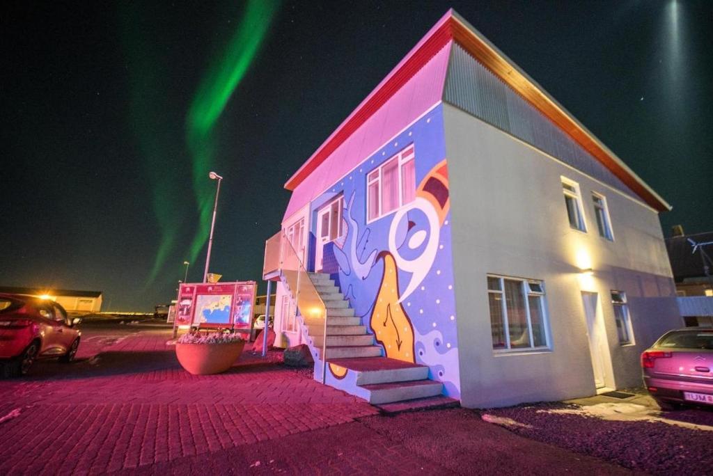 un bâtiment avec une fresque sur son côté dans l'établissement Guesthouse Keflavik by Reykjavik Keflavik Airport, à Keflavík