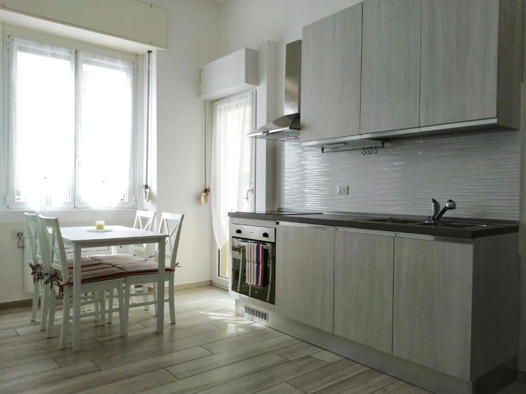 a kitchen with a sink and a table with chairs at Appartamento comodo per Milano e Rho Fiera in Milan