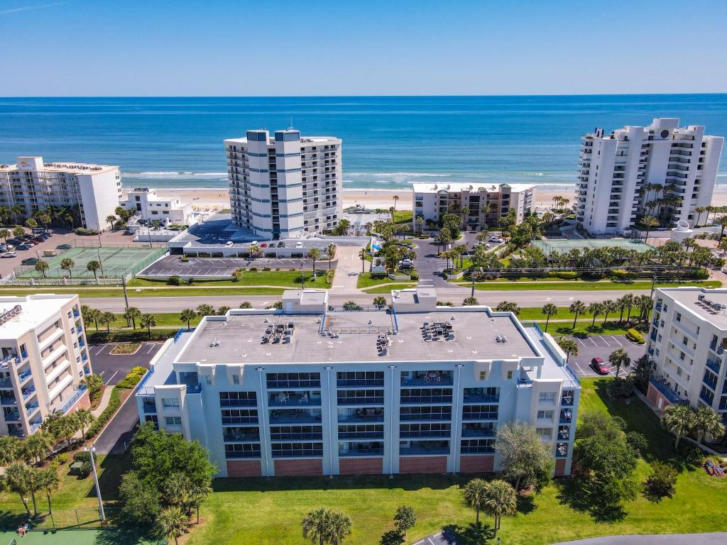 eine Luftansicht auf ein Gebäude und den Strand in der Unterkunft Stunning 22 Condo with peek-a-boo views of the ocean across the street. OW1-505 in New Smyrna Beach