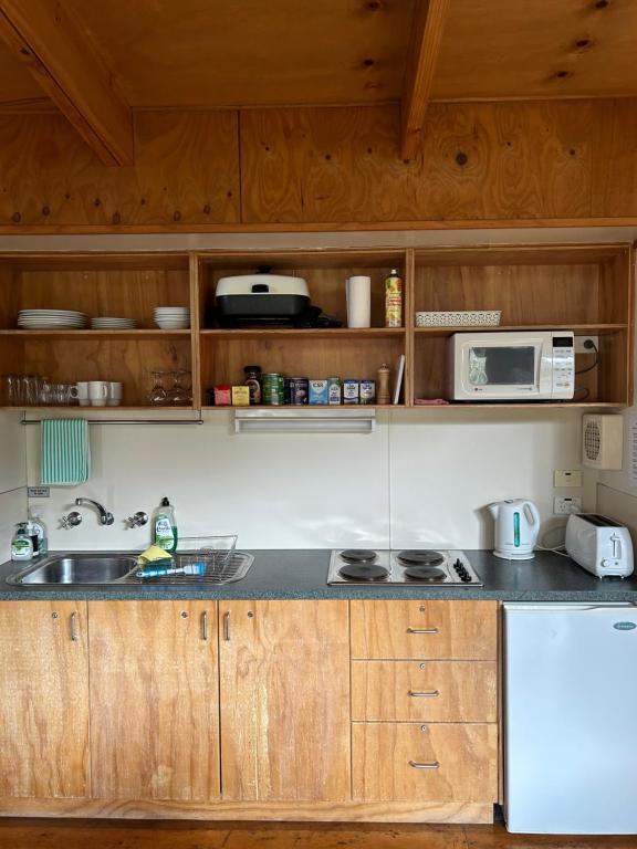 Kuchyň nebo kuchyňský kout v ubytování Base Camp Tasmania