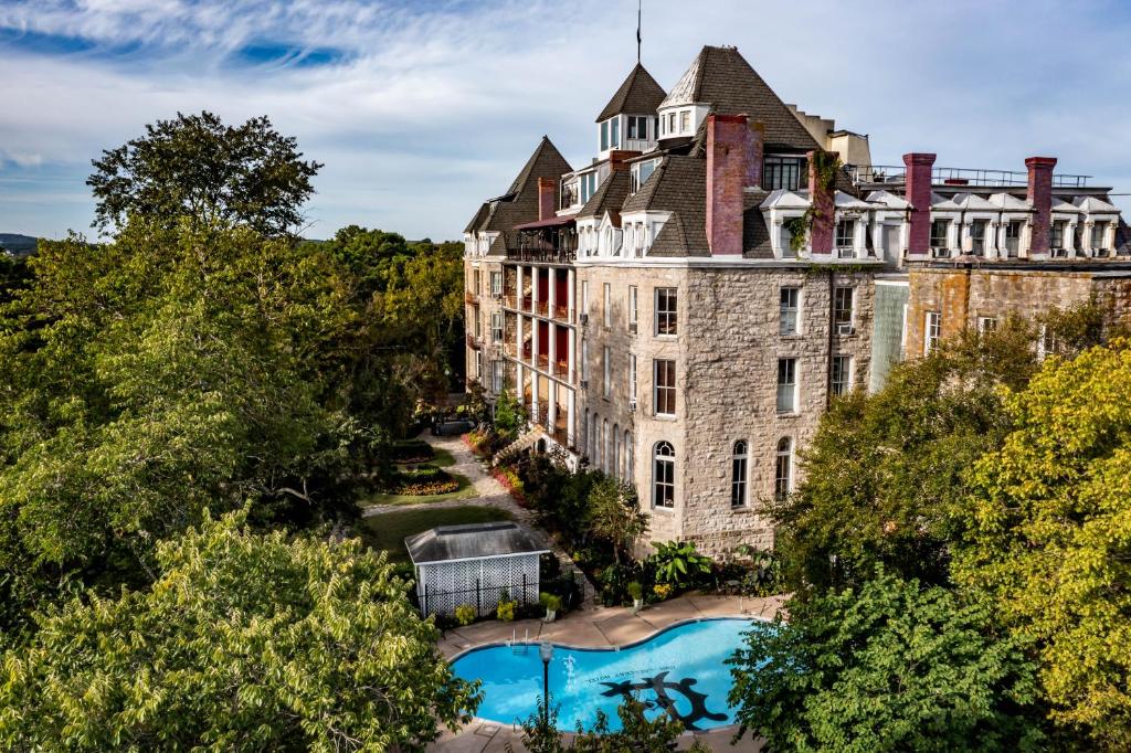 uma vista aérea de um edifício com piscina em 1886 Crescent Hotel and Spa em Eureka Springs