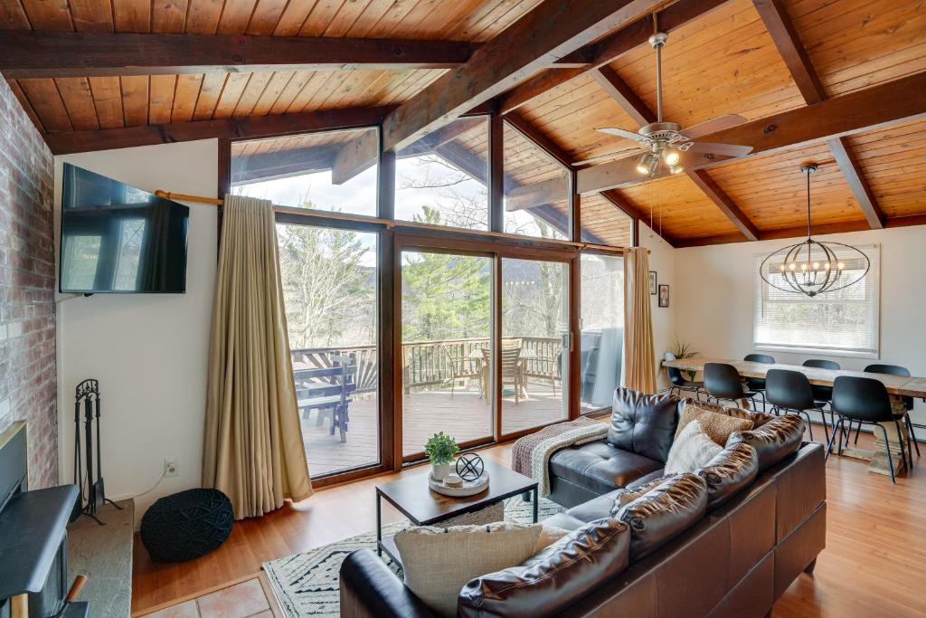 ein Wohnzimmer mit einem Sofa und einem Tisch in der Unterkunft Hunter Mountain Home Less Than 1 Mi to Ski Resort! in Hunter