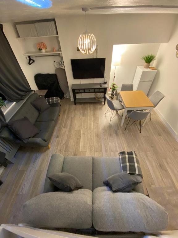 sala de estar con sofá y mesa en Cold Harbour Entire 3 Bed House - Free Parking, en Croydon