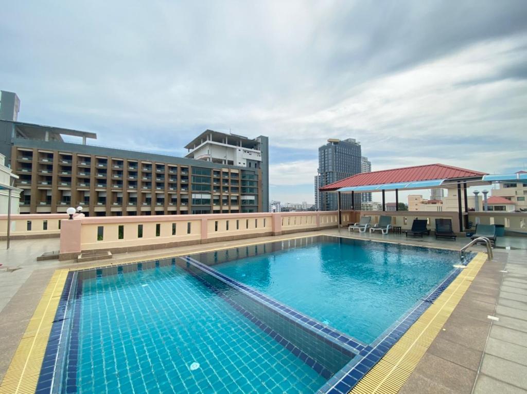 a large swimming pool on top of a building at A.A. Pattaya Golden Beach Hotel in Pattaya Central