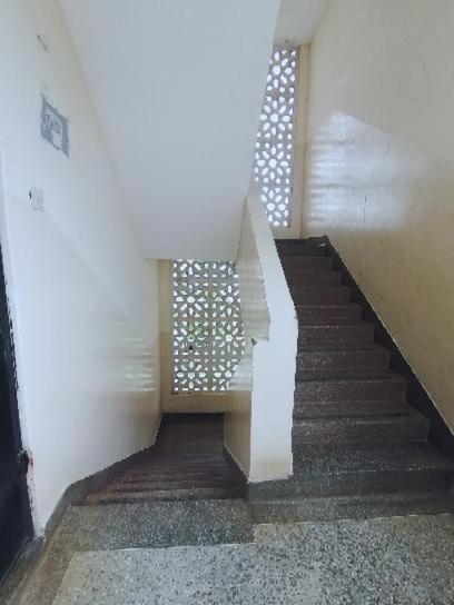 eine Treppe in einem Gebäude mit Treppenaufgang in der Unterkunft Oasis Apartments in Mombasa
