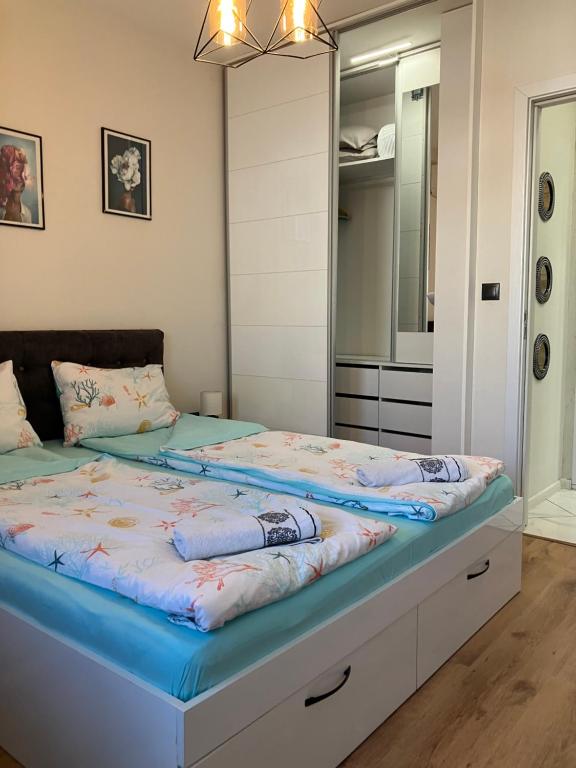 Postel nebo postele na pokoji v ubytování Joy Apartment Burgas center free parking