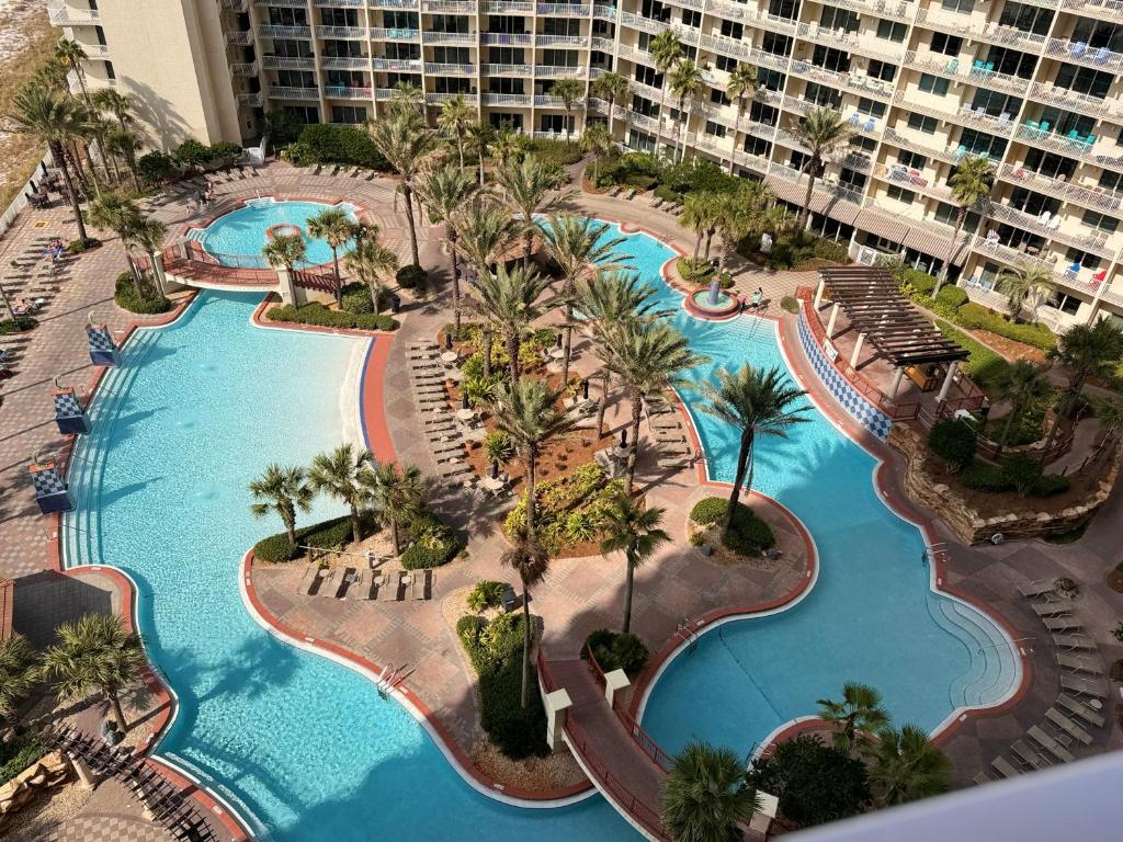 una vista aérea de una piscina en un complejo en Shores of Panama Resort, en Panama City Beach