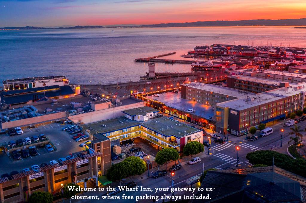 una vista aérea de una ciudad con puerto en The Wharf Inn en San Francisco