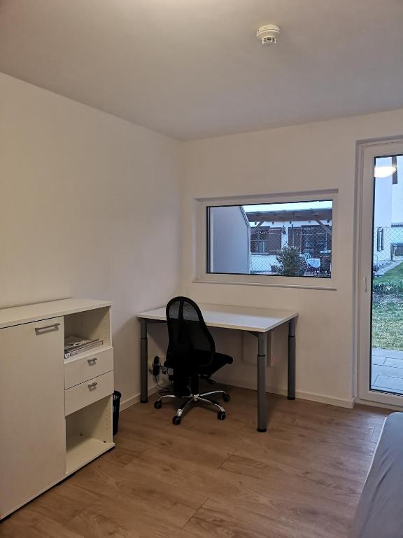 an empty office with a desk and a chair at Modern flat, WIFI, central, calm, clean in Ingolstadt