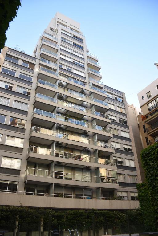 un gran edificio de apartamentos con balcones en una calle en Septiembre Station View en Buenos Aires