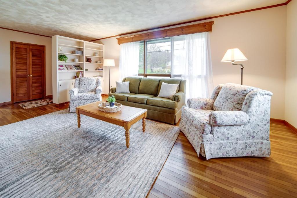 Mayville的住宿－Mayville Vacation Rental - Walk to Chautauqua Lake，客厅配有沙发、两把椅子和一张桌子