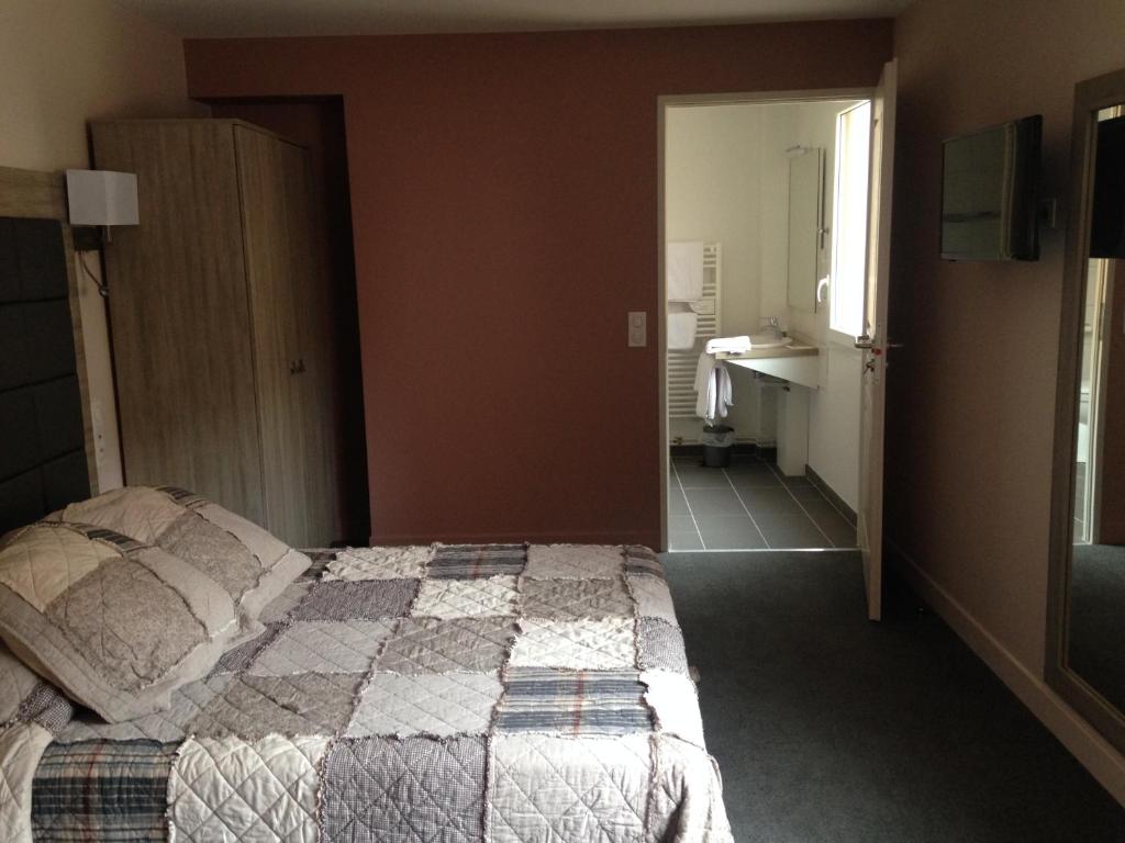LOGIS Hotel Restaurant Auberge Du Cheval Blanc - Comfort Double Room - Disability Access