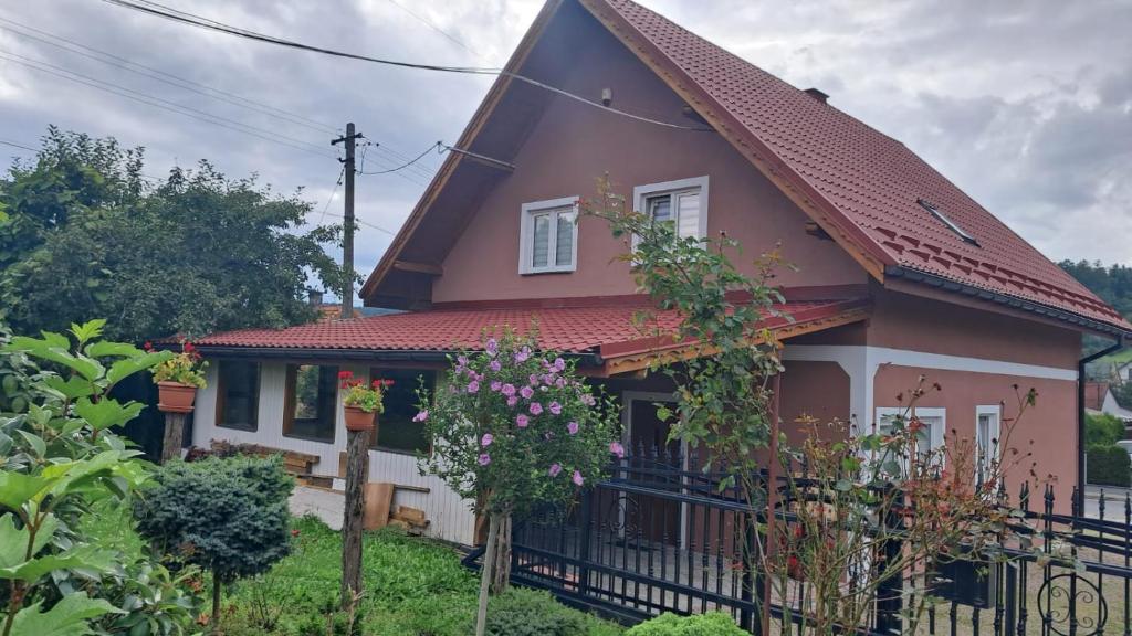 a house with a red roof at Apartamenty Starosądeckie in Stary Sącz