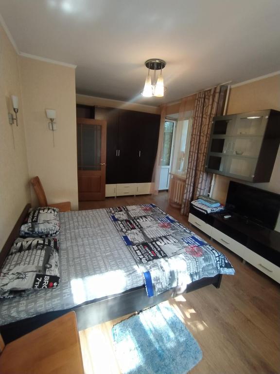 - une chambre avec un lit et une télévision dans l'établissement Admiral Home, à Mykolaïv