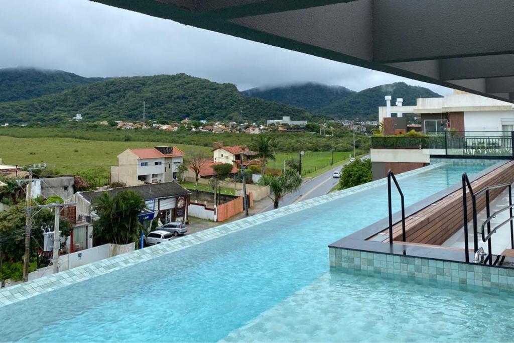 vista para uma piscina a partir de um edifício em Seu Canto no Mar do Campeche em Florianópolis