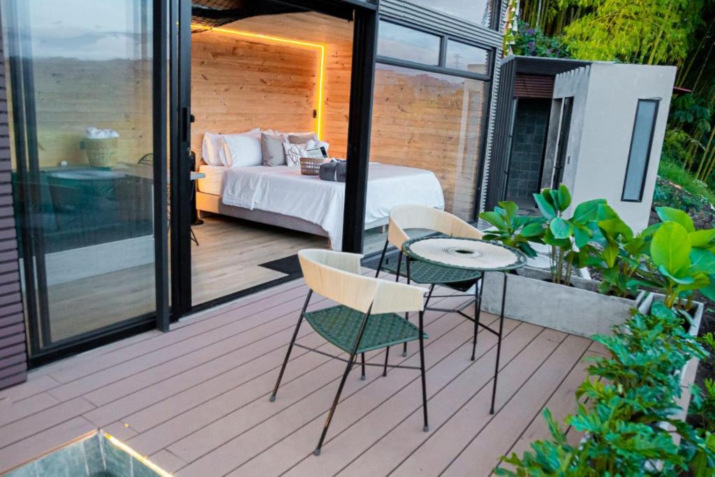 Rõdu või terrass majutusasutuses Ecohotel Monte Tierra Habitaciones y Glamping