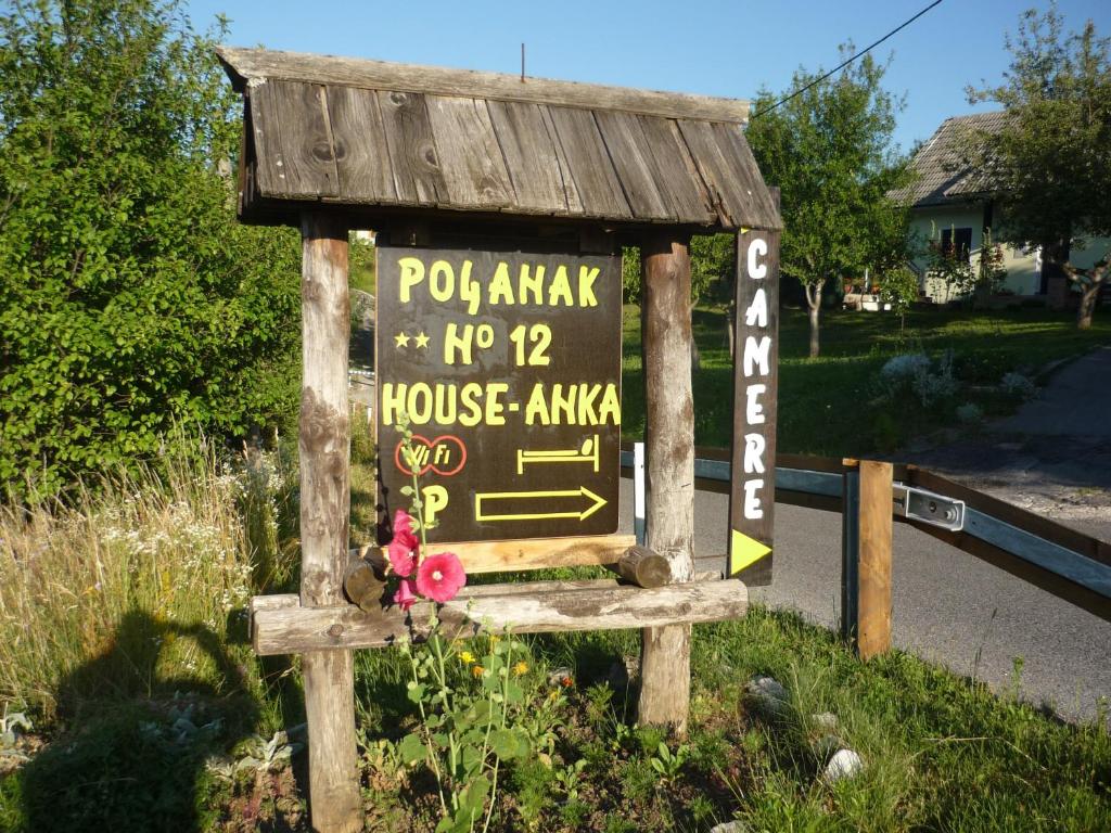 een bord aan de kant van een weg bij Guesthouse Anka in Plitvica selo