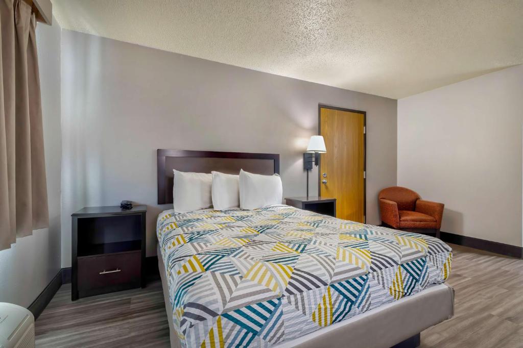 Postel nebo postele na pokoji v ubytování Motel 6 Stuart, IA