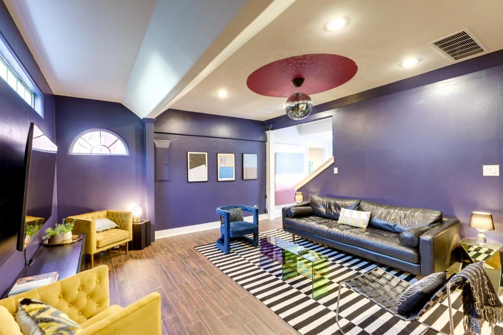 พื้นที่นั่งเล่นของ Vibrant Austin Vacation Home with Furnished Patio