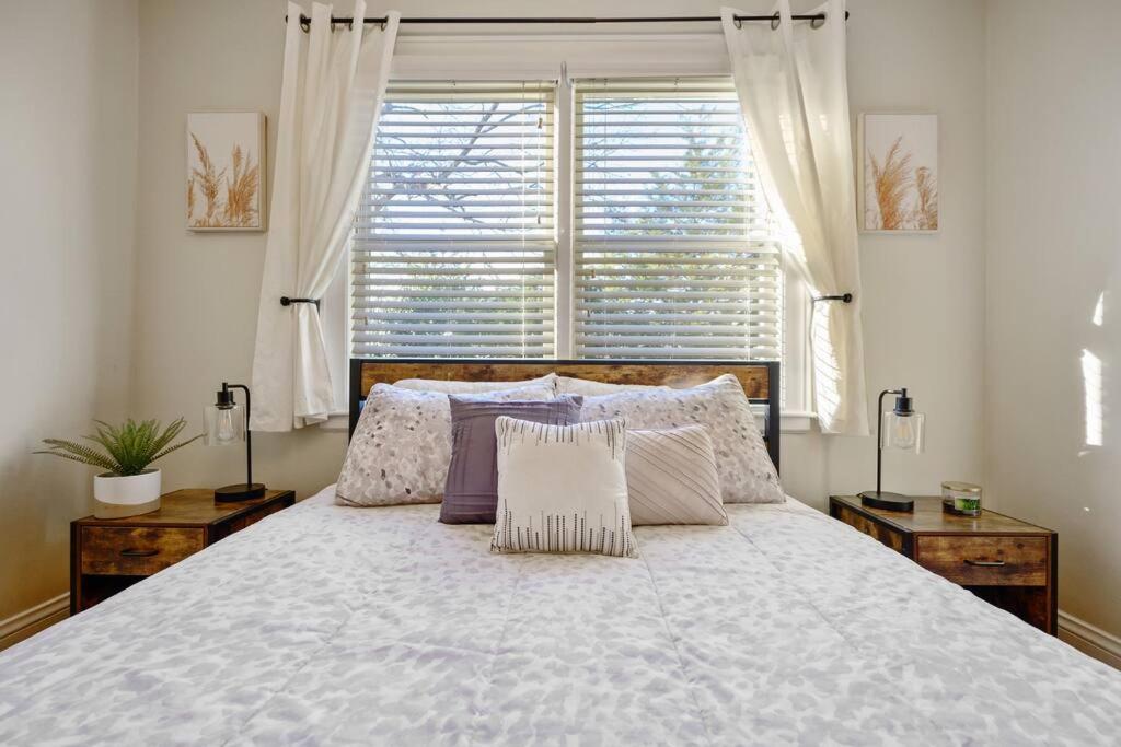 Center St Retreat - 1 Block from Downtown! - Casa De Tres Dormitorios