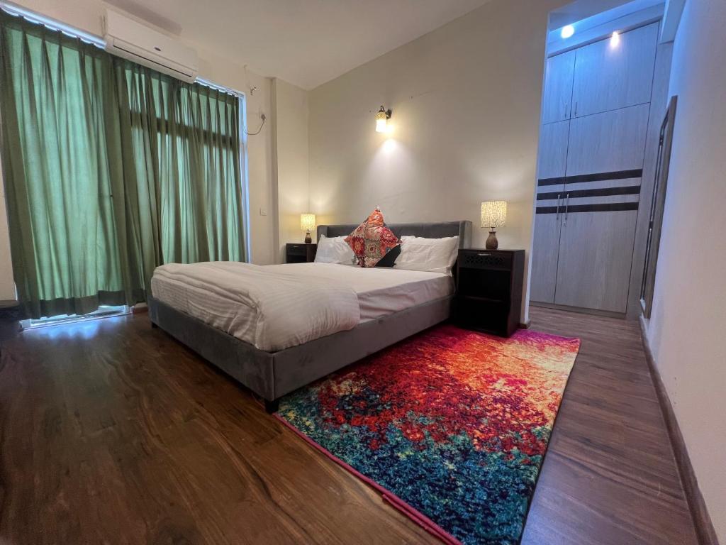 1 dormitorio con 1 cama grande y 1 alfombra en Panorama Haven With Swimming Pool, en Lucknow