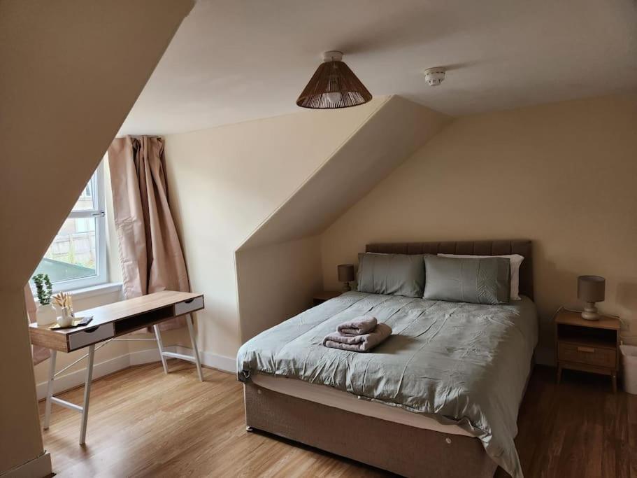 een slaapkamer met een bed waar een persoon op ligt bij West End Dream in Dundee