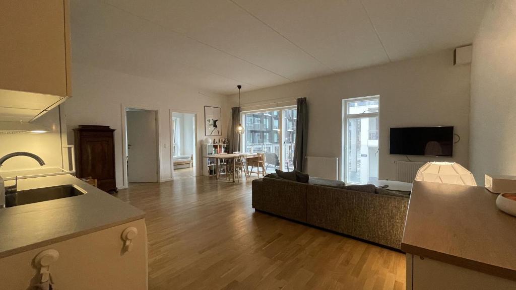 uma sala de estar com um sofá e uma mesa em ApartmentInCopenhagen Apartment 1573 em Copenhaga