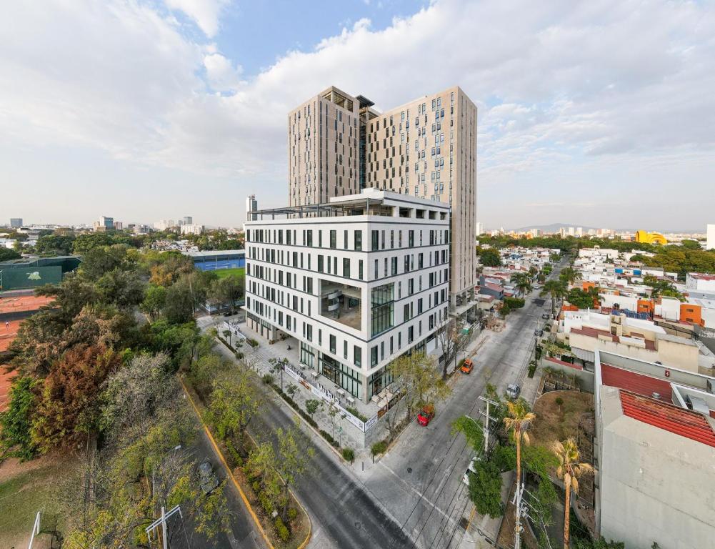 una vista sul soffitto di un edificio alto e bianco di Margot. a Guadalajara