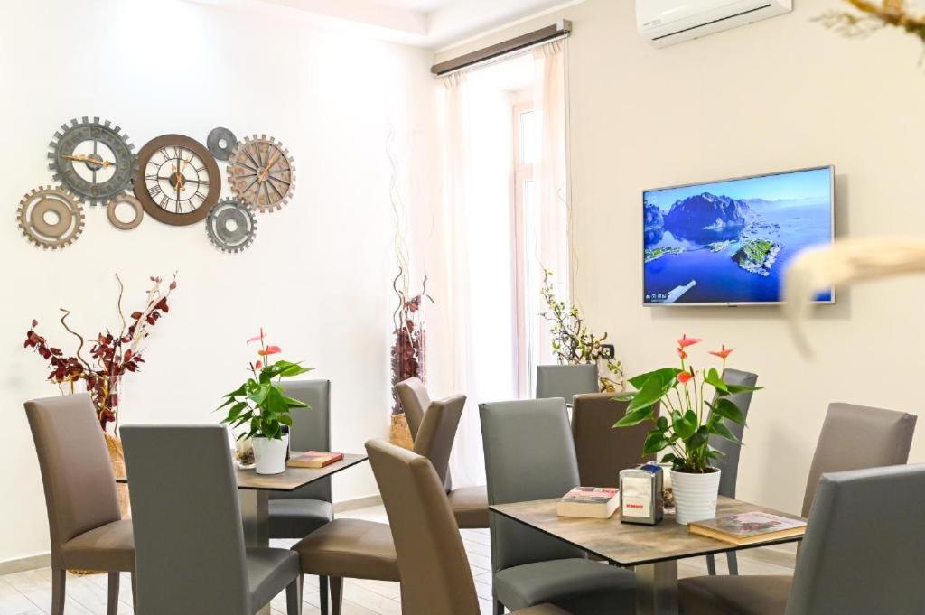 Residenza Suarez في نابولي: غرفة طعام مع طاولتين وكراسي