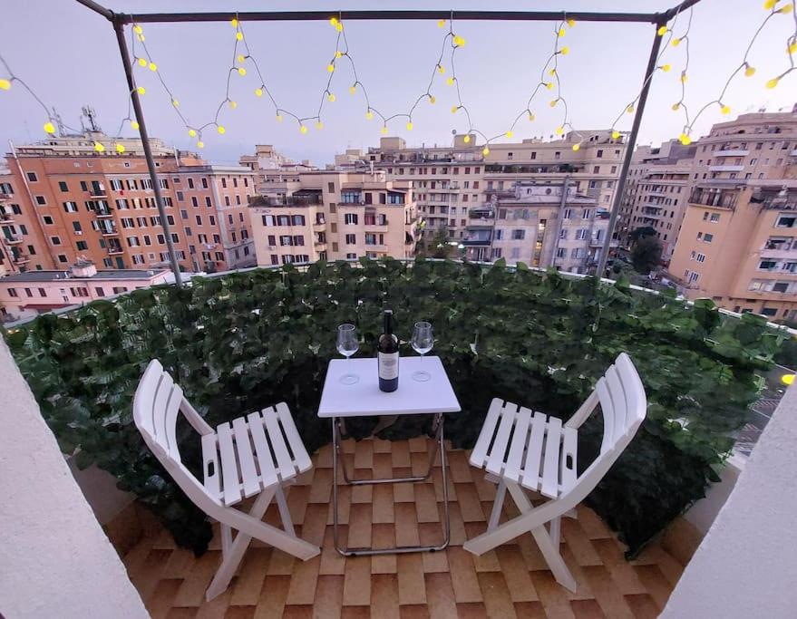 - Balcón con mesa y sillas y vistas a la ciudad en Your Happy Home en Roma