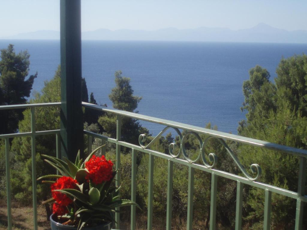 balcón con vistas al océano en Pelagos, en Stafylos