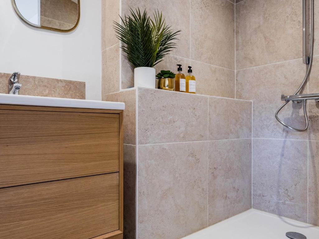 Kúpeľňa v ubytovaní Gîte charmant, spacieux, à 15 km de Nantes, 2 chambres, terrasse, parking, animaux acceptés - FR-1-306-1238
