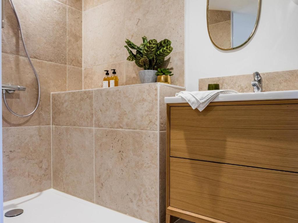 Kúpeľňa v ubytovaní Gîte charmant, spacieux, à 15 km de Nantes, 2 chambres, terrasse, parking, animaux acceptés - FR-1-306-1238