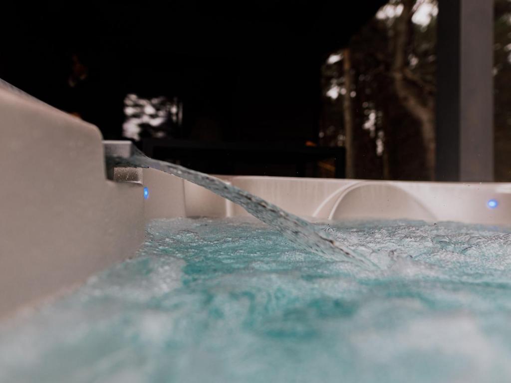 Bazén v ubytovaní Golf, Bain à Remous, Piscine et Activités Ludiques : Lodge de Luxe pour 4 Adultes + 2 Enfants - FR-1-582-368 alebo v jeho blízkosti