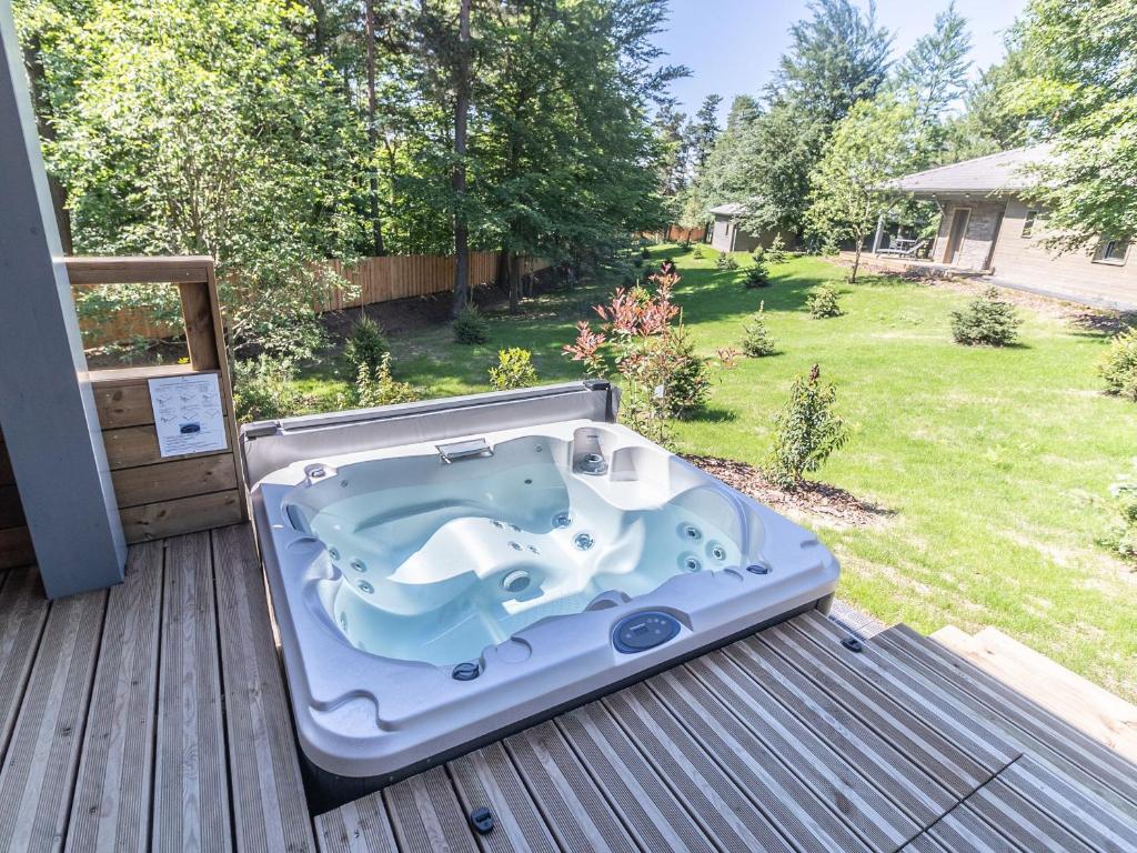 Vonkajšia záhrada v ubytovaní Évasion luxueuse avec spa privatif, golf et activités pour tous au Chambon-sur-Lignon - FR-1-582-369