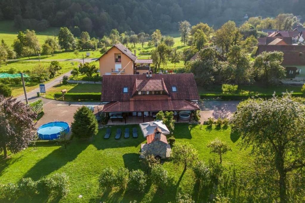 Vue aérienne d'une maison sur un champ verdoyant dans l'établissement Family friendly house with a swimming pool Blazevci, Gorski kotar - 21038, à Vrbovsko
