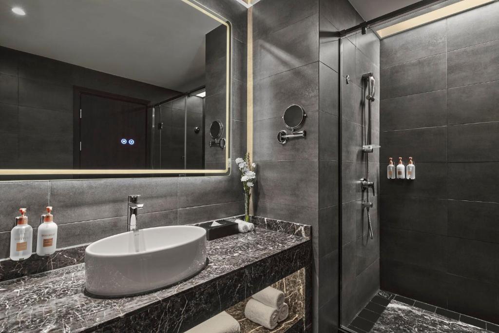 Crowne Plaza Shanghai Jinshan by IHG - 标准的国王室与湖景
